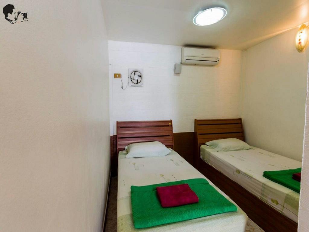 Chambre Lits Jumeaux en Bord de Rivière avec Ventilateur